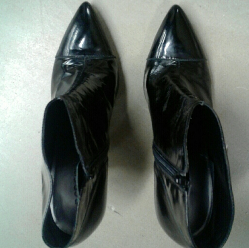 BCBG Pointed Toe Booties EUC - Picture 6 of 6